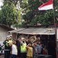 Jelang HUT RI ke-81, PJR BSD Korlantas Polri membagikan 81 bendera Merah Putih beserta tiang kepada warga di Tangerang Selatan.