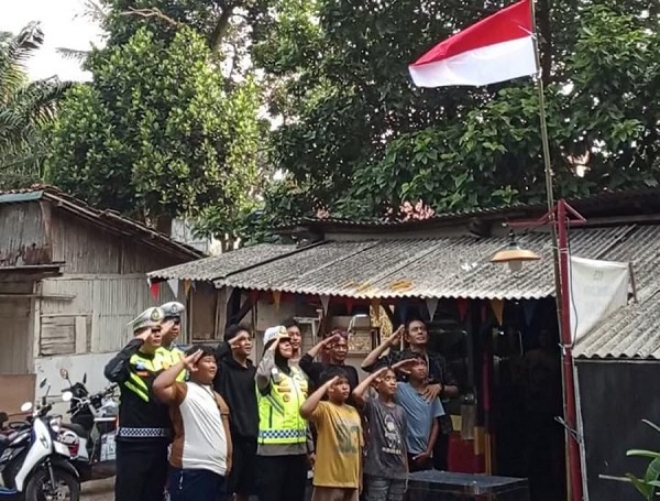 Jelang HUT RI ke-81, PJR BSD Korlantas Polri membagikan 81 bendera Merah Putih beserta tiang kepada warga di Tangerang Selatan.