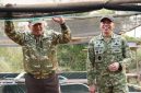 Pangdam Jaya Letjen TNI Deddy Suryadi mendampingi Menhan Sjafrie Sjamsoeddin mengunjungi Yonif TP 899 di Depok. 
