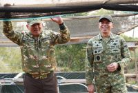 Pangdam Jaya Letjen TNI Deddy Suryadi mendampingi Menhan Sjafrie Sjamsoeddin mengunjungi Yonif TP 899 di Depok. 