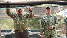 Pangdam Jaya Letjen TNI Deddy Suryadi mendampingi Menhan Sjafrie Sjamsoeddin mengunjungi Yonif TP 899 di Depok.