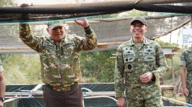 Pangdam Jaya Letjen TNI Deddy Suryadi mendampingi Menhan Sjafrie Sjamsoeddin mengunjungi Yonif TP 899 di Depok. 