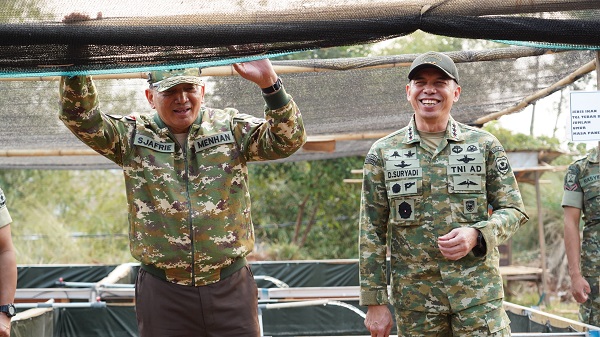 Pangdam Jaya Letjen TNI Deddy Suryadi mendampingi Menhan Sjafrie Sjamsoeddin mengunjungi Yonif TP 899 di Depok. 