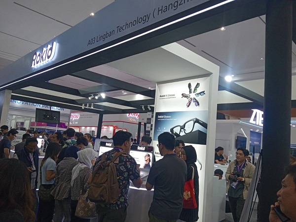 Booth AI Smart Glasses Rokid di DTI Series 2026. (Foto: Hab)