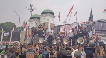 Massa Aksi Depan Gedung DPR RI