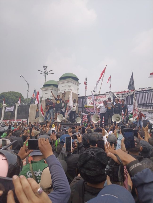 Massa Aksi Depan Gedung DPR RI