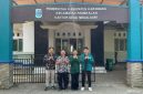 Tim PKM UNJ mengedukasi siswa SDN Medalsari III Karawang tentang bahaya cyberbullying dan pentingnya sikap asertif untuk membangun generasi digital yang cerdas dan tangguh. 