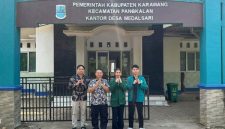 Tim PKM UNJ mengedukasi siswa SDN Medalsari III Karawang tentang bahaya cyberbullying dan pentingnya sikap asertif untuk membangun generasi digital yang cerdas dan tangguh.