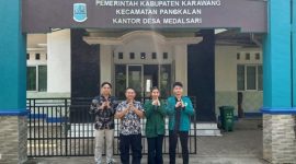 Tim PKM UNJ mengedukasi siswa SDN Medalsari III Karawang tentang bahaya cyberbullying dan pentingnya sikap asertif untuk membangun generasi digital yang cerdas dan tangguh. 