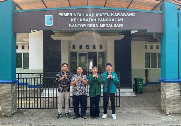 Tim PKM UNJ mengedukasi siswa SDN Medalsari III Karawang tentang bahaya cyberbullying dan pentingnya sikap asertif untuk membangun generasi digital yang cerdas dan tangguh. 