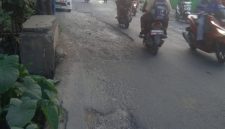 Jalan MT Haryono Kecamatan Setu yang rusak parah dari satu tahun lalu, dan telah diajukan permohonan perbaikan lepada Dinas Sumber Daya Air Bina Marga dan Bina Konstruksi (DSDABMBK) Kabupaten Bekasi namun belum juga direspon oeh pihak Pemkab Bekasi.