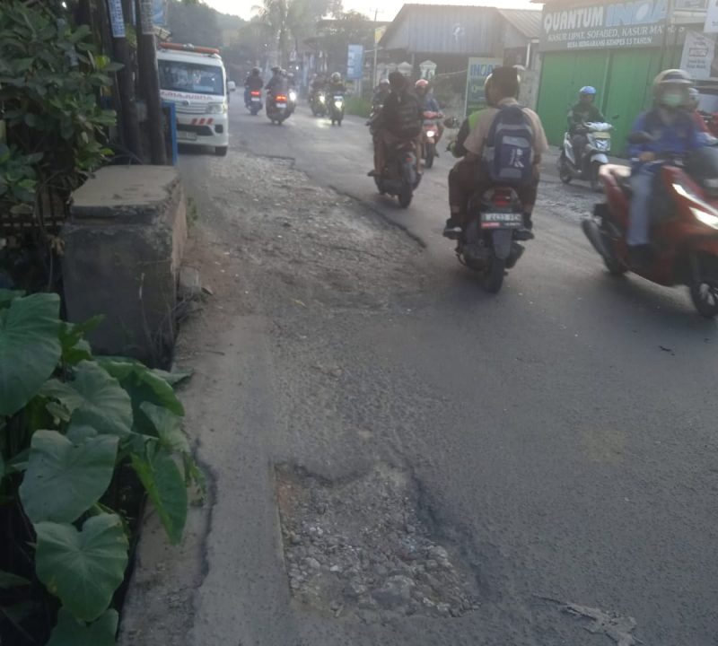 Jalan MT Haryono Kecamatan Setu yang rusak parah dari satu tahun lalu, dan telah diajukan permohonan perbaikan kepada DSDABMBK Kabupaten Bekasi namun belum juga direspon.