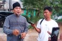 Ketua Tim Pemenangan calon Kepala Desa Ciledug, Hadi Hidayat, Ustadz Eras Rasyied Baroy,, saat diwawancarai Mediakarya (Foto: Supriyadi)