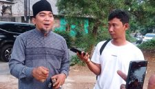 Ketua Tim Pemenangan calon Kepala Desa Ciledug, Hadi Hidayat, Ustadz Eras Rasyied Baroy,, saat diwawancarai Mediakarya (Foto: Supriyadi)