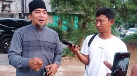 Ketua Tim Pemenangan calon Kepala Desa Ciledug, Hadi Hidayat, Ustadz Eras Rasyied Baroy,, saat diwawancarai Mediakarya (Foto: Supriyadi)