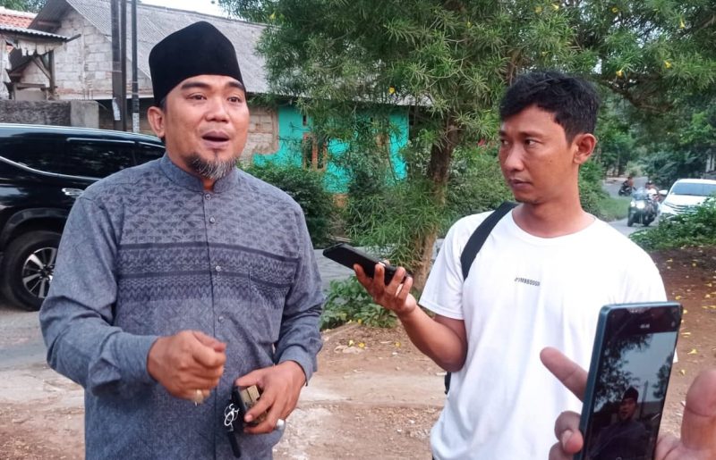 Ketua Tim Pemenangan calon Kepala Desa Ciledug, Hadi Hidayat, Ustadz Eras Rasyied Baroy,, saat diwawancarai Mediakarya (Foto: Supriyadi)