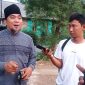 Ketua Tim Pemenangan calon Kepala Desa Ciledug, Hadi Hidayat, Ustadz Eras Rasyied Baroy,, saat diwawancarai Mediakarya (Foto: Supriyadi)