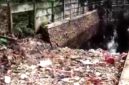 Tumpukan sampah yang menutupi saluran air lindih (Foto: Supri)