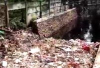 Tumpukan sampah yang menutupi saluran air lindih (Foto: Supri)