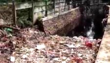 Tumpukan sampah yang menutupi saluran air lindih (Foto: Supri)