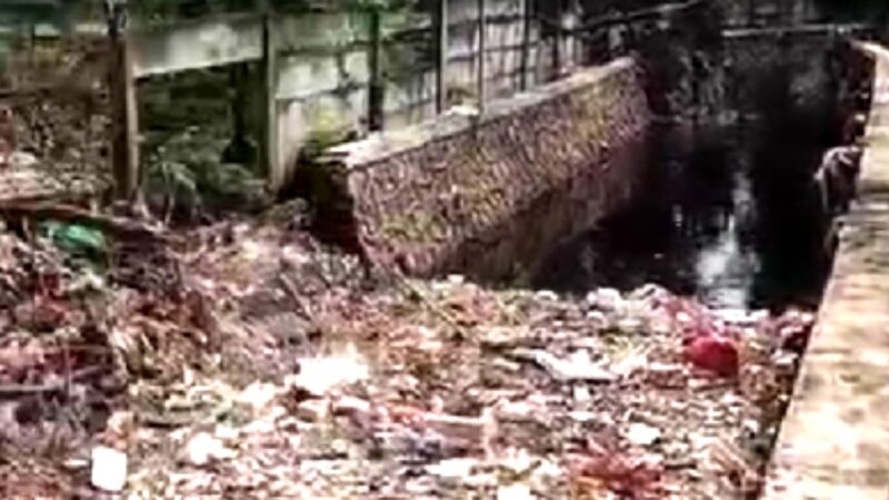 Tumpukan sampah yang menutupi saluran air lindih (Foto: Supri)