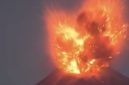 Semburan awan panas dari erupsi anak gunung Krakatau Banten.