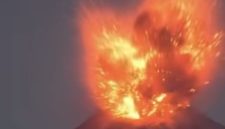 Semburan awan panas dari erupsi anak gunung Krakatau Banten.