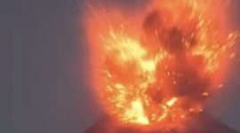 Semburan awan panas dari erupsi anak gunung Krakatau Banten.