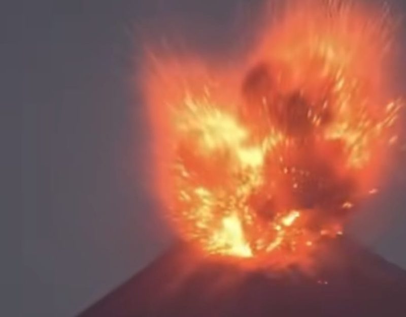 Semburan awan panas dari erupsi anak gunung Krakatau Banten.