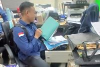 Tim Penyidik Kejagug sat melakukan pemeriksaan di ruangan Pemkot Bekasi  (Foto: Mame)