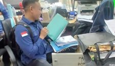 Tim Penyidik Kejagug sat melakukan pemeriksaan di ruangan Pemkot Bekasi  (Foto: Mame)