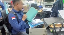 Tim Penyidik Kejagug sat melakukan pemeriksaan di ruangan Pemkot Bekasi  (Foto: Mame)