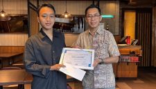Ridwan Ammar Fauzan, lulusan Aero Astra Akademia, mendapat penghargaan Mercure Karawang setelah sigap menyelamatkan anak tamu di kolam renang.