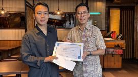 Ridwan Ammar Fauzan, lulusan Aero Astra Akademia, mendapat penghargaan Mercure Karawang setelah sigap menyelamatkan anak tamu di kolam renang.
