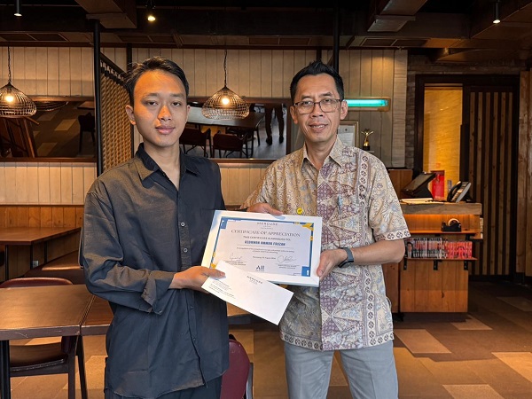 Ridwan Ammar Fauzan, lulusan Aero Astra Akademia, mendapat penghargaan Mercure Karawang setelah sigap menyelamatkan anak tamu di kolam renang.