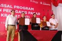 Program pembiayaan Bank Jakarta membantu pedagang Pasar Induk Kramat Jati memperkuat modal usaha. Salah satunya mengaku keuntungannya meningkat.