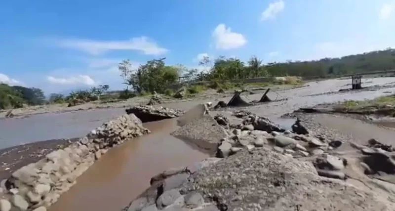 Bendung Notog di Desa Kalinusu, Kecamatan Bumiayu,  Brebes. (Sumber Foto: Suara Merdeka)