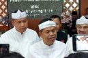 Dedi Mulyadi (Gubernur Jawa Barat) bersama Wali Kota Bekasi Tri Adhianto saat diwawancara media di Plaza Pemkot pada Jumat (04/09/26)
