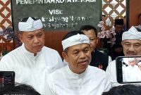 Dedi Mulyadi (Gubernur Jawa Barat) bersama Wali Kota Bekasi Tri Adhianto saat diwawancara media di Plaza Pemkot pada Jumat (04/09/26)