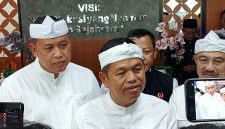 Dedi Mulyadi (Gubernur Jawa Barat) bersama Wali Kota Bekasi Tri Adhianto saat diwawancara media di Plaza Pemkot pada Jumat (04/09/26)
