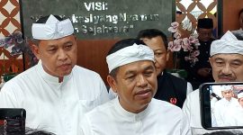 Dedi Mulyadi (Gubernur Jawa Barat) bersama Wali Kota Bekasi Tri Adhianto saat diwawancara media di Plaza Pemkot pada Jumat (04/09/26)