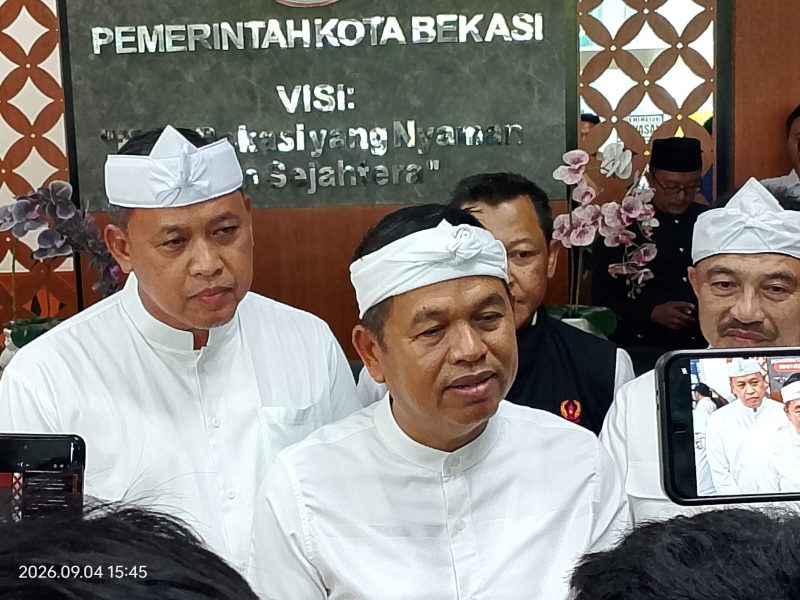 Dedi Mulyadi (Gubernur Jawa Barat) bersama Wali Kota Bekasi Tri Adhianto saat diwawancara media di Plaza Pemkot pada Jumat (04/09/26)