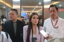 Derek Prabu Maras, bersama dengan kuasa hukum Yuli Yanti Hutagaol SH.MH C.Med, Kliv Ombuh SH, dan Michael Hotma Christian SH, saat mendatangi Bareskrim Polri.