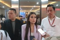 Derek Prabu Maras, bersama dengan kuasa hukum Yuli Yanti Hutagaol SH.MH C.Med, Kliv Ombuh SH, dan Michael Hotma Christian SH, saat mendatangi Bareskrim Polri.