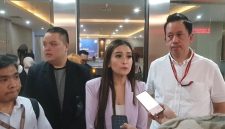 Derek Prabu Maras, bersama dengan kuasa hukum Yuli Yanti Hutagaol SH.MH C.Med, Kliv Ombuh SH, dan Michael Hotma Christian SH, saat mendatangi Bareskrim Polri.