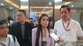 Derek Prabu Maras, bersama dengan kuasa hukum Yuli Yanti Hutagaol SH.MH C.Med, Kliv Ombuh SH, dan Michael Hotma Christian SH, saat mendatangi Bareskrim Polri.