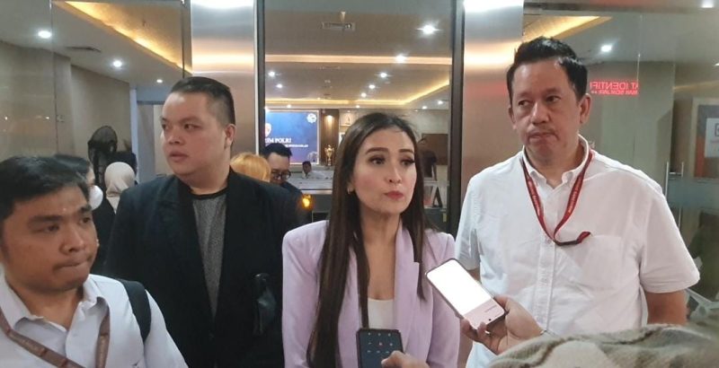 Derek Prabu Maras, bersama dengan kuasa hukum Yuli Yanti Hutagaol SH.MH C.Med, Kliv Ombuh SH, dan Michael Hotma Christian SH, saat mendatangi Bareskrim Polri.