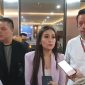 Derek Prabu Maras, bersama dengan kuasa hukum Yuli Yanti Hutagaol SH.MH C.Med, Kliv Ombuh SH, dan Michael Hotma Christian SH, saat mendatangi Bareskrim Polri.