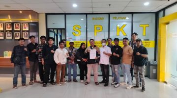 LSM Somasi saat mendatangi SPKT Polres Metro Bekasi Kota 