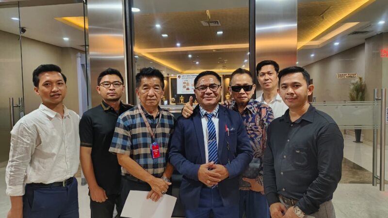 Pengacara G Nyoman Tio Rae bersama tim dan klien saat melaporkan PT Summarecon ke Mabes Polri.